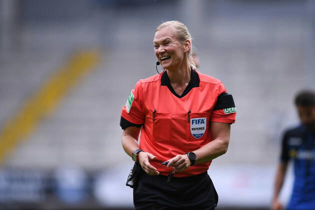 Bilder des Jahres 2020, Sport 05 Mai Sport Themen der Woche KW21 Sport Bilder des Tages SC Paderborn - TSG 1899 Hoffenheim, 23.05.2020 Schiedsrichterin Bibiana Steinhaus, Foto: Edith Geuppert GES Pool Rauch nordphoto DFL regulations prohibit any use of photographs as image sequences and or quasi-video. Editorial use only! National and international news-agencies out. Paderborn NRW Deutschland