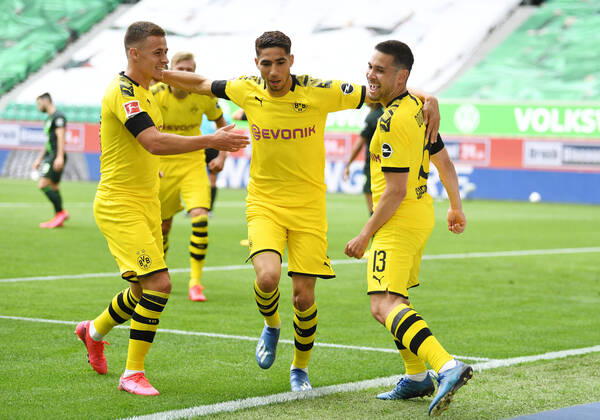 Bilder des Jahres 2020, Sport 05 Mai Sport Themen der Woche KW21 Sport Bilder des Tages Fussball 0:1 Tor, Jubel, v.l. Thorgan Hazard, Achraf Hakimi, Torschuetze Raphael Guerreiro (Dortmund) Wolfsburg, 23.05.2020, Fussball Bundesliga, VfL Wolfsburg - Borussia Dortmund Wolfsburg Nur für journalistische Zwecke. Only for editorial use. (DFL DFB REGULATIONS PROHIBIT ANY USE OF PHOTOGRAPHS as IMAGE SEQUENCES and or QUASI-VIDEO)