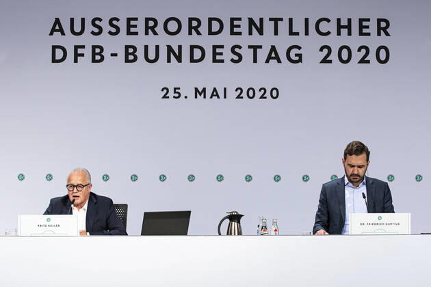 Bilder des Jahres 2020, Sport 05 Mai Sport Themen der Woche KW22 Sport Bilder des Tages 98. (Ausserordentlicher) Bundestag des DFB Das Praesidium des Deutschen Fussball-Bundes hat für Montag, den 25. Mai 2020 einen Ausserordentlichen Bundestag einberufen, bei dem die Auswirkungen der Corona-Pandemie auf den deutschen Fussball im Vordergrund stehen. Der Bundestag wird erstmals virtuell durchgefuehrt. Der DFB-Praesidialausschuss bei einer Schweigeminute fuer die Opfer der Corona-Pandemie v.l.: Christian Seifert (DFB-Vizepraesident), Peter Peters (1. DFB-Vizepraesident), Fritz Keller (DFB-Praesident), Dr. Friedrich Curtius (DFB-Generalsekretaer), Dr. Rainer Koch (1. DFB-Vizepraesident), Dr. Stephan Osnabruegge (DFB-Schatzmeister) Meckenheim, 25.05.2020 Foto: Thomas Boecker DFB POOL Nordrhein-Westfalen Deutschland