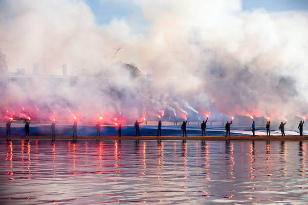 Bilder des Jahres 2020, Sport 05 Mai Sport Themen der Woche KW22 Sport Bilder des Tages ST PETERSBURG, RUSSIA - MAY 25, 2020: FC Zenit St Petersburg s fans light flares by the Peter and Paul Fortress as they prepare to launch a hot air balloon with a handwritten banner marking the 95th anniversary of the foundation of FC Zenit St Petersburg. The banner shows a composite character of a fan and a football player of FC Zenit St Petersburg, holding a club banner in his hands. FC Zenit St Petersburg s Press Office TASS  TS0DA35B