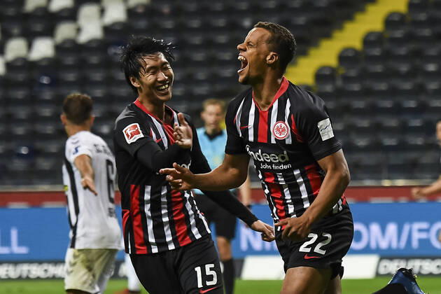 Bilder des Jahres 2020, Sport 05 Mai Sport Themen der Woche KW22 Sport Bilder des Tages Fussball 1.Bundesliga, Eintracht Frankfurt - SC Freiburg 26.05.2020, xjhx, Fussball 1.Bundesliga Spieltag 28, Eintracht Frankfurt - SC Freiburg emspor, v.l. Torjubel, Goal celebration, celebrate the goal zum 3:3 durch Timothy Chandler (Eintracht Frankfurt) Foto: Jan Huebner Pool (DFL DFB REGULATIONS PROHIBIT ANY USE OF PHOTOGRAPHS as IMAGE SEQUENCES and or QUASI-VIDEO), Editorial use only. National and International News Agencies OUT Frankfurt am Main Commerzbank Arena Hessen Deutschland (DE)