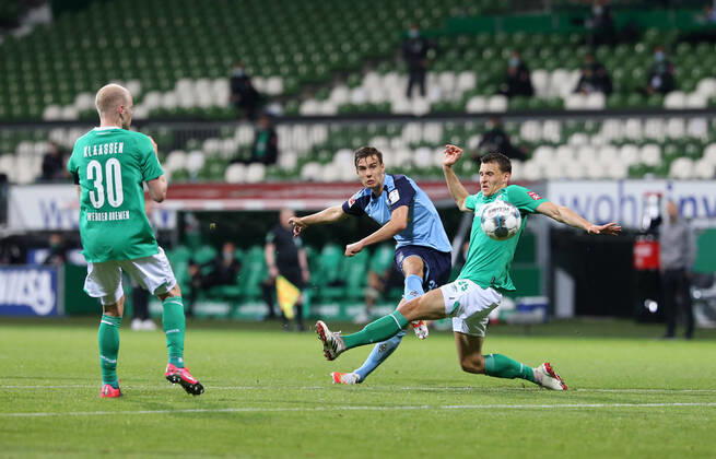Bilder des Jahres 2020, Sport 05 Mai Sport Themen der Woche KW22 Sport Bilder des Tages 26.05.2020, Bremen - Moenchengladbach 26.05.2020, Fussball 1. Bundesliga 2019 2020, 28. Spieltag, SV Werder Bremen - Borussia Moenchengladbach, im Wohninvest Weserstadion (Bremen). v.li: Davy Klaassen (Werder Bremen), Florian Neuhaus (Borussia Mönchengladbach), Maximilian Eggestein (Werder Bremen). Foto: Cathrin Mueller M.i.S. Pool Nur für journalistische Zwecke! Only for editorial use! Gemäß den Vorgaben der DFL Deutsche Fußball Liga ist es untersagt, in dem Stadion und oder vom Spiel angefertigte Fotoaufnahmen in Form von Sequenzbildern und oder videoähnlichen Fotostrecken zu verwerten bzw. verwerten zu lassen. DFL regulations prohibit any use of photographs as image sequences and or quasi-video. Bremen Bremen Deutschland