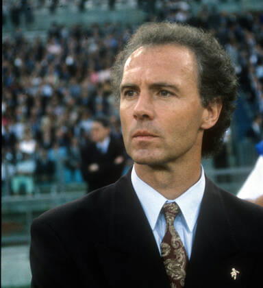 Fussball Weltmeisterschaft 1990: Endspiel Deutschland-Argentinien in Rom. Trainer Franz Beckenbauer vorm Spiel konzentriert 08.07.1990