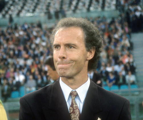 Fussball Weltmeisterschaft 1990: Endspiel Deutschland-Argentinien in Rom. Trainer Franz Beckenbauer vorm Spiel angespannt, verbissen 08.07.1990