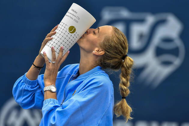 Bilder des Jahres 2020, Sport 05 Mai Sport Themen der Woche KW22 Sport Bilder des Tages Tenisovy turnaj O pohar prezidenta CTS, 28. kvetna 2020 v Praze - finale. Petra Kvitova s trofeji pro vitezku. CTKPhotoP202005280723601 VIS 011