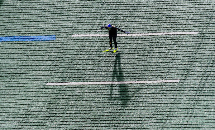 Bilder des Jahres 2020, Sport 05 Mai Sport Themen der Woche KW22 27-05-2020 Oberhof -Schanzen im Kanzlersgrund Zu einem ersten Trainingslagerer2020 weilte die Skisprungnationalmannschaft Deutschlands in Oberhof . Auf der HS100m-Schanze absolvierten die Skispringerund Nk die ersten Trainingssprünge. Vinzens Geiger ( GER)