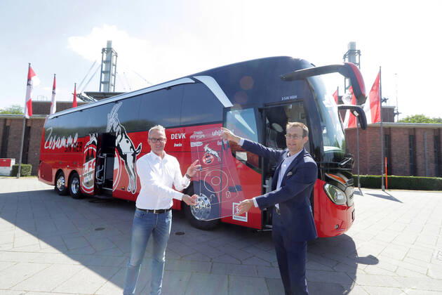 Bilder des Jahres 2020, Sport 05 Mai Sport Themen der Woche KW22 Sport Bilder des Tages Der neue Bus mit den Namen der Verzichter wird vorgestellt. Alex Wehrle und zwei Verzichter sind vor Ort von links: Alexander Wehrle (1.FC Köln), Tobias Rulle (Geschäftsfürer Autohaus Senden Nutzfahrzeuge) 29.05.2020