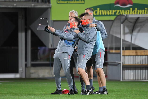 Bilder des Jahres 2020, Sport 05 Mai Sport Themen der Woche KW22 Sport Bilder des Tages SC Freiburg - Bayer 04 Leverkusen, 29.05.2020 Betreuer von Bayer Leverkusen machen ein Selfie nach dem Sieg. Fussball: 1. Bundesliga: Saison 19 20: 29. Spieltag: SC Freiburg - Bayer 04 Leverkusen, 29.05.2020 Foto: Markus Gilliar GES POOL Nur für journalistische Zwecke! Only for editorial use! Gemäß den Vorgaben der DFL Deutsche Fußball Liga ist es untersagt, in dem Stadion und oder vom Spiel angefertigte Fotoaufnahmen in Form von Sequenzbildern und oder videoähnlichen Fotostrecken zu verwerten bzw. verwerten zu lassen. DFL regulations prohibit any use of photographs as image sequences and or quasi-video. National and international news-agencies out. Freiburg BW Deutschland