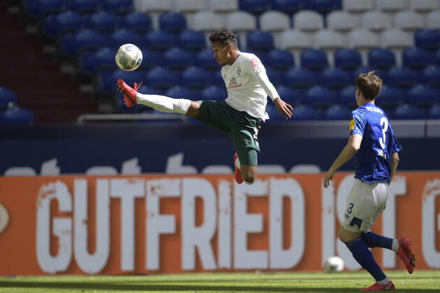 Bilder des Jahres 2020, Sport 05 Mai Sport Themen der Woche KW22 Fussball 1. Bundesliga FC Schalke 04 - Werder Bremen von links: Theodor GEBRE SELASSIE (HB) Juan MIRANDA (GE) Fussball 1. Bundesliga, 29.Spieltag, FC Schalke 04 (GE) - SV Werder Bremen (HB), am 30.05.2020 in Gelsenkirchen Deutschland. Foto: AnkeWaelischmiller SVEN SIMON Pool EDITORIAL USE ONLY DFL regulations prohibit any use of photographs as image sequences and or quasi-video National and international News- Agencies OUT Gelsenkirchen Veltins-Arena NRW Deutschland