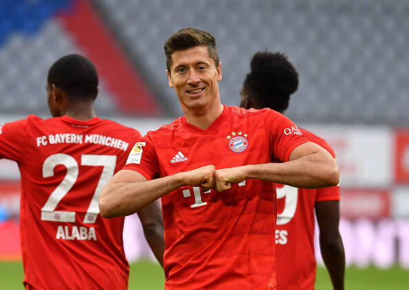 Bilder des Jahres 2020, Sport 05 Mai Sport Themen der Woche KW22 Sport Bilder des Tages 1.Bundesliga FC BAYERN MUENCHEN - FORTUNA DUESSELDORF Muenchen, Deutschland, 30. Mai 2020, Torjubel um Robert LEWANDOWSKI (M) nach seinem 4:0, Alphonso DAVIES, FCB 19 beim Spiel 1.Bundesliga FC BAYERN MUENCHEN - FORTUNA DUESSELDORF in der Saison 2019 2020 am 29.Spieltag. Foto: Frank Hoermann Sven Simon Pool via Peter Schatz - DFL REGULATIONS PROHIBIT ANY USE OF PHOTOGRAPHS as IMAGE SEQUENCES and or QUASI-VIDEO - National and international News-Agencies OUT Editorial Use ONLY München Allianz Arena Bayern Deutschland