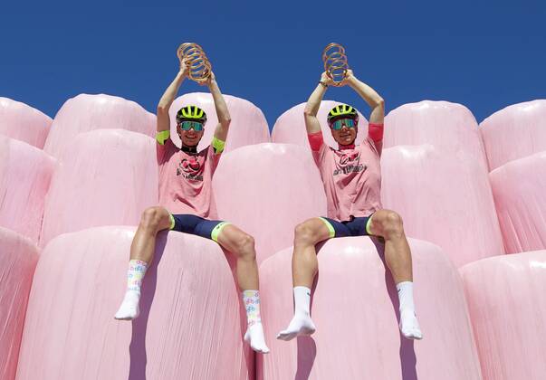 Bilder des Jahres 2020, Sport 05 Mai Sport Themen der Woche KW22 Sport Bilder des Tages 2020-05-31 Klaipeda Lithuania. Two Lithuanian cyclists 20-year-old Denas Masiulis (left) and 22-year-old Justas Beniusis (Klaipeda Cycling Team) covered the entire mileage of the 103rd prestigious bicycle race the Giro d™Italia that has been postponed from May to October due to a coronavirus pandemic. Young lithuanian cyclists rode 3600 kilometers in their homeland™s roads during quarantine. They started their challenge on 9th of May and finished it on 31st of May, as the legendary competition was originally scheduled. It took them 110 hours to complete this challenge. Denas and Justas started and finished in Klaipeda, one of the largest Baltic seaports. Cyclists stuck with their race programme each day covering the same distance according to timetable of the Giro d™Italia. Friends and relatives presented cyclists rose shirts and prizes at finish similar to those in real Giro d Italia. Klaipeda Lithuania  Copyright: xTomasxGaubysx cycling Giro d Italia Lithuania