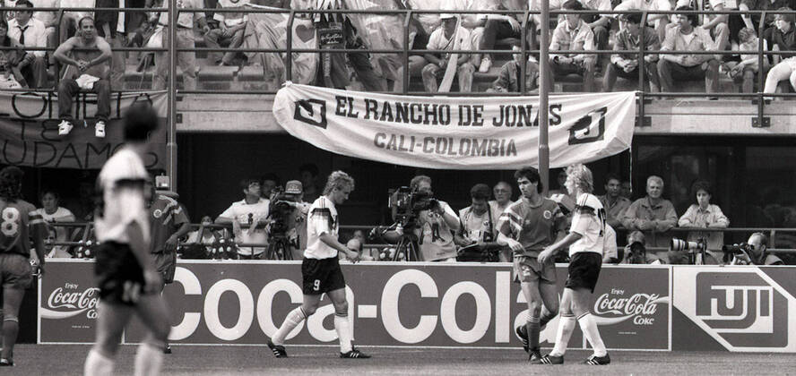 WM 1990 Deutschland - Kolumbien Italien, Mailand, 19.06.1990, Fussball, FIFA WM 1990 in Italien, Vorrunde 3. Spieltag, DFB Deutschland -Kolumbien (1:1): v.l. Rudi Völler (Deutschland), Andres Escobar (Kolumbien), Jürgen Klinsmann (Deutschland).