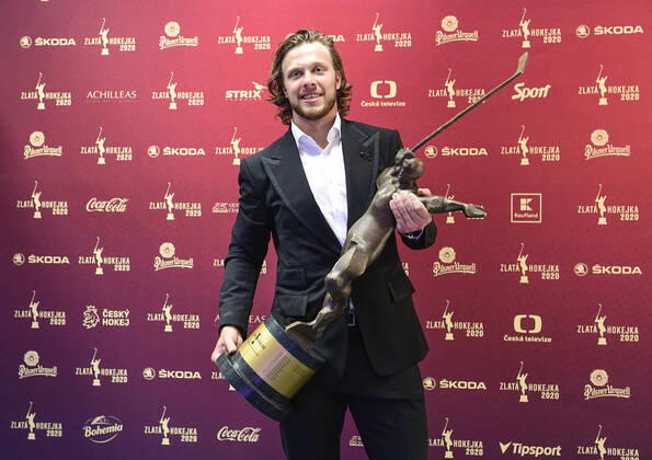 Sport Bilder des Tages Ice hockey, Eishockey right wing David Pastrnak, 24, who plays the NHL, Eishockey Herren, USA with Boston Bruins, won the Golden Stick award for the best Czech hockey player of the past season, on Thursday, June 11, 2020, for the fourth time in a row, followed by Chicago s left wing Dominik Kubalik and Philadelphia s right wing Jakub Voracek. Voracek won the poll in 2015 and he has always been among the poll s best three players for four years. This NHL season, which had to end prematurely due to the coronavirus pandemic, Pastrnak won the Maurice Richard Trophy for the leading goal scorer. (CTKxPhoto RomanxVondrous) CTKPhotoP202006110834901 vnd 1