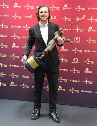 Ice hockey, Eishockey right wing David Pastrnak, 24, who plays the NHL, Eishockey Herren, USA with Boston Bruins, won the Golden Stick award for the best Czech hockey player of the past season, on Thursday, June 11, 2020, for the fourth time in a row, followed by Chicago s left wing Dominik Kubalik and Philadelphia s right wing Jakub Voracek. Voracek won the poll in 2015 and he has always been among the poll s best three players for four years. This NHL season, which had to end prematurely due to the coronavirus pandemic, Pastrnak won the Maurice Richard Trophy for the leading goal scorer. (CTKxPhoto RomanxVondrous) CTKPhotoP202006110835101 vnd 2