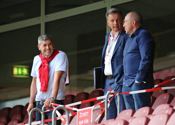 20.06.2020, xklex, Fussball 3.Liga, 1.FC Kaiserslautern - KFC Uerdingen emspor, v.l. stellvertretender Aufsichtsratsvorsitzender Dr. Markus Merk (1.FC Kaiserslautern), Aufsichtsratsvorsitzender Rainer Keßler (1.FC Kaiserslautern) und Aufsichtsratsmitglied Martin Wagner (DFL DFB REGULATIONS PROHIBIT ANY USE OF PHOTOGRAPHS as IMAGE SEQUENCES and or QUASI-VIDEO) Kaiserslautern