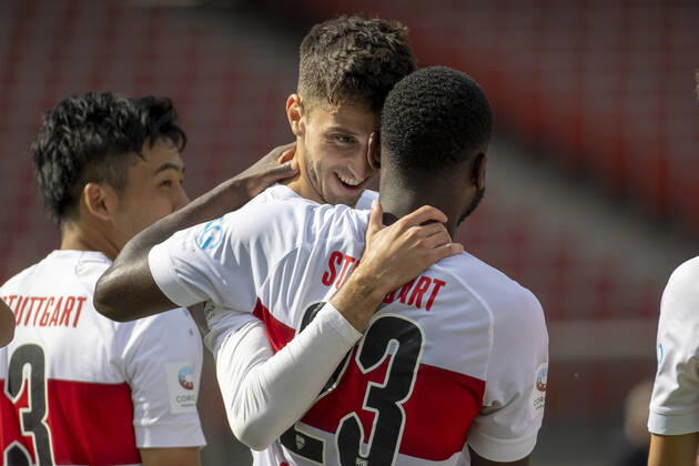 Bilder des Jahres 2020, Sport 06 Juni Sport Themen der Woche KW25 Sport Bilder des Tages Deutschland, Nuernberg, Max-Morlock-Stadion, 21.06.2020, emspor, emonline, despor, deonline, 1. FC Nuernberg vs. VfB Stuttgart, Fussball, 2. Bundesliga Bild: v. li. Torschuetze Atakan Karazor (VFB Stuttgart) Jubel nach dem Tor zum 5:0, jubelnd, bejubelt, jubelt, jubeln, emotionen DFL REGULATIONS PROHIBIT ANY USE OF PHOTOGRAPHS AS IMAGE SEQUENCES AND OR QUASI-VIDEO. Copyright: HMBxMedia xHeikoxBecker
