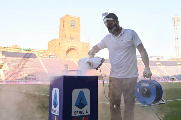 Bilder des Jahres 2020, Sport 06 Juni Sport Themen der Woche KW26 Sport Bilder des Tages Photo Massimo Paolone LaPresse June 22, 2020 Bologna, Italy soccer Bologna vs Juventus - Italian Football Championship League A TIM 2019 2020 - stadio Renato Dall Ara stadium In the pic: field sanitation  Copyright: xMassimoxPaolone LaPressex