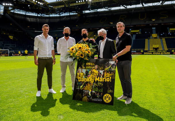 Bilder des Jahres 2020, Sport 06 Juni Sport Themen der Woche KW26 Sport Bilder des Tages Fussball: 1. Bundesliga: Saison 2019 2020, 27.06.2020,34. Spieltag, BVB, Borussia Dortmund - TSG Hoffenheim Mario Goetze (BVB) mi., wird von Sebastian Kehl (BVB, Leiter der Lizenzspielerabteilung) . Vorsitzender der Geschaeftsfuehrung Hans-Joachim Watzke (BVB), Praesident Dr. Reinhard Rauball (BVB), und Michael Zorc (BVB Sportdirektor) verabschiedet , v.li., firo, Sport: Fussball: 1. Bundesliga: Saison 2019 2020, 27.06.2020,34. Spieltag, BVB, Borussia Dortmund - TSG Hoffenheim Foto: Alexandre Simoes POOL firo Sportphoto Stadt Dortmund Signal Iduna Park Bundesland NRW Deutschland