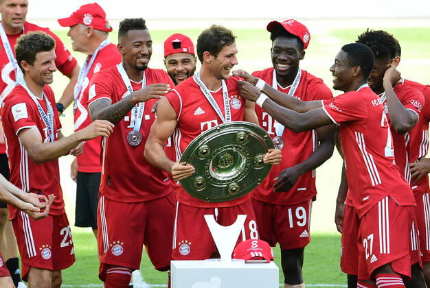 Bilder des Jahres 2020, Sport 06 Juni Sport Themen der Woche KW26 Sport Bilder des Tages Fussball Deutscher Meister 2020, FC Bayern Muenchen v.l. Thomas Mueller, Jerome Boateng, Serge Gnabry, Leon Goretzka mit Meisterschale, Alphonso Davies, David Alaba, Kingsley Coman Wolfsburg, 27.06.2020, Fussball Bundesliga, VfL Wolfsburg - FC Bayern Muenchen 0:4 Wolfsburg DFL REGULATIONS PROHIBIT ANY USE OF PHOTOGRAPHS AS IMAGE SEQUENCES AND OR QUASI VIDEO