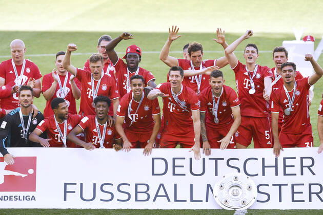 Fussball Bundesliga Saison 2019-2020 Spiel VfL Wolfsburg - FC Bayern Muenchen Deutscher Fussball Meister 2020 Team FC Bayern Muenchen feiert bei der Siegerehrung mit der Meisterschale und der Mannschaft Bundesliga Saison 2019-2020 Spiel VFL Wolfsburg - FC Bayern Muenchen 0 : 4 Deutscher Fussball Meister 2020 am 27.Juni 2020 in Wolfsburg DFL REGULATIONS PROHIBIT ANY USE OF PHOTOGRAPHS as IMAGE SEQUENCES and or QUASI-VIDEO Sportphoto by Laci Perenyi_SVEN SIMON Frank Hoermann POOL Wolfsburg Volkswagen Arena Niedersachsen Deutschland