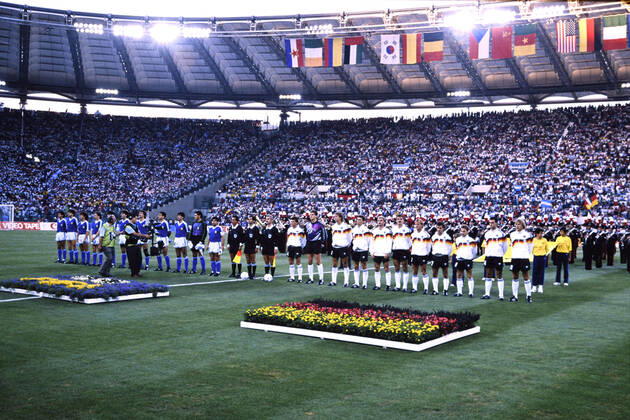 Team Deutschland BERTHOLD Thomas, Torwart ILLGNER Bodo, KOHLER Juergen, BUCHWALD Guido, VOELLER Rudi, AUGENTHALER Klaus, LITTBARSKI Pierre, BREHME Andreas, HAESSLER Thomas, KLINSMANN Juergen, MATTHAEUS Lothar Team Deutschland Weltmeister FIFA Fussball Weltmeisterschaften 1990 in Italien Finale Deutschland - Argentinien 1 : 0 am 08.07. 1990 in Rom