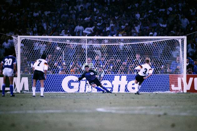 BREHME Andreas Team Deutschland verwandelt den 11m fuer Deutschland gegen Torwart Sergio Goycochea Team Deutschland Weltmeister FIFA Fussball Weltmeisterschaften 1990 in Italien Finale Deutschland - Argentinien 1 : 0 am 08.07. 1990 in Rom