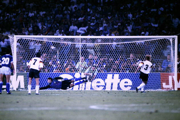 BREHME Andreas Team Deutschland verwandelt den 11m fuer Deutschland gegen Torwart Sergio Goycochea Team Deutschland Weltmeister FIFA Fussball Weltmeisterschaften 1990 in Italien Finale Deutschland - Argentinien 1 : 0 am 08.07. 1990 in Rom