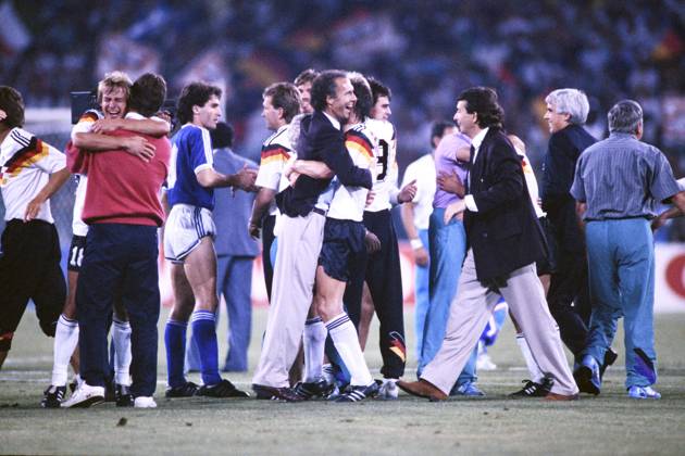 BECKENBAUER Franz Trainer Team Deutschland mit Pressesprecher NIERSBACH Wolfgang bei der Siegesfeier auf dem Spielfeld Team Deutschland Weltmeister FIFA Fussball Weltmeisterschaften 1990 in Italien Finale Deutschland - Argentinien 1 : 0 am 08.07. 1990 in Rom