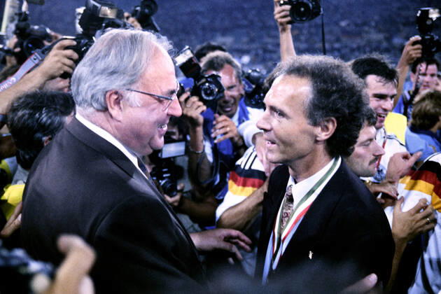 BECKENBAUER Franz Trainer Team Deutschland mit Bundeskanzler KOHL Helmuth bei der Siegesfeier auf dem Spielfeld Team Deutschland Weltmeister FIFA Fussball Weltmeisterschaften 1990 in Italien Finale Deutschland - Argentinien 1 : 0 am 08.07. 1990 in Rom
