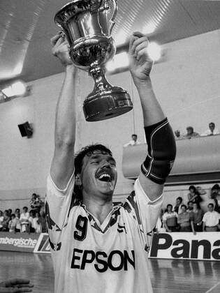 21.05.1989 2. IHF Pokalfinale ASK Vorwärts Frankfurt Oder-Turu Düsseldorf Frank Harting mit Pokal