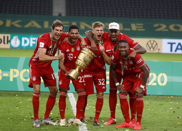 Final German Football Trophy FC BAYERN MUENCHEN - BAYER 04 LEVERKUSEN 4-2 Berlin, Germany, 4 th July 2020, Celebration winner ceremony: Leon GORETZKA, FCB 18 Serge GNABRY, FCB 22 Joshua KIMMICH, FCB 32 Jerome BOATENG (FCB 17) David ALABA, FCB 27 with trophy, at the DFB Pokal Final match FC BAYERN MUENCHEN - BAYER 04 LEVERKUSEN 4-2 in season 2019 2020 , FCB Foto: Hans Rauchensteiner Pool via Peter Schatz - DFB REGULATIONS PROHIBIT ANY USE OF PHOTOGRAPHS as IMAGE SEQUENCES and or QUASI-VIDEO - National and international News-Agencies OUT Editorial Use ONLY Berlin Olympic Stadium Berlin Germany