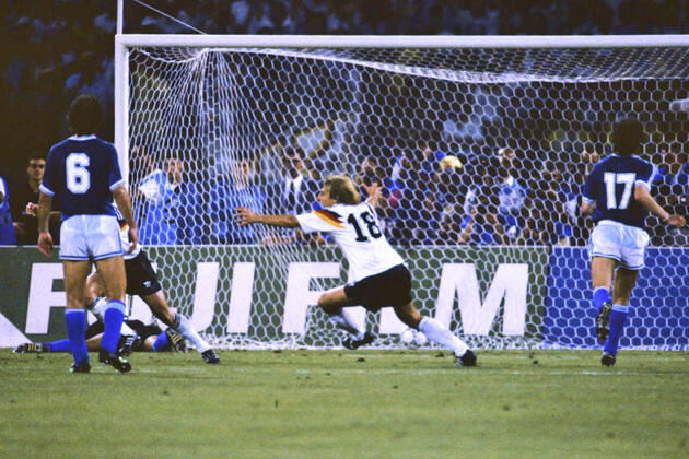 BREHME Andreas Team Deutschland verwandelt den 11m fuer Deutschland gegen Torwart Sergio Goycochea Team Deutschland Weltmeister FIFA Fussball Weltmeisterschaften 1990 in Italien Finale Deutschland - Argentinien 1 : 0 am 08.07. 1990 in Rom