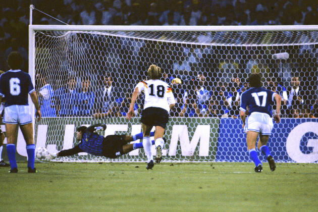 BREHME Andreas Team Deutschland verwandelt den 11m fuer Deutschland gegen Torwart Sergio Goycochea Team Deutschland Weltmeister FIFA Fussball Weltmeisterschaften 1990 in Italien Finale Deutschland - Argentinien 1 : 0 am 08.07. 1990 in Rom