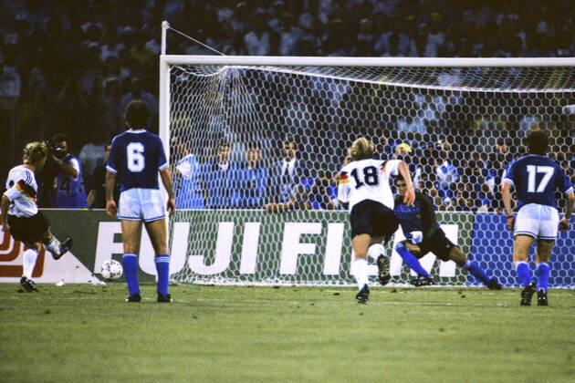 BREHME Andreas Team Deutschland verwandelt den 11m fuer Deutschland gegen Torwart Sergio Goycochea Team Deutschland Weltmeister FIFA Fussball Weltmeisterschaften 1990 in Italien Finale Deutschland - Argentinien 1 : 0 am 08.07. 1990 in Rom