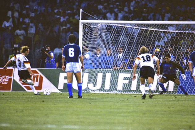 BREHME Andreas Team Deutschland verwandelt den 11m fuer Deutschland gegen Torwart Sergio Goycochea Team Deutschland Weltmeister FIFA Fussball Weltmeisterschaften 1990 in Italien Finale Deutschland - Argentinien 1 : 0 am 08.07. 1990 in Rom