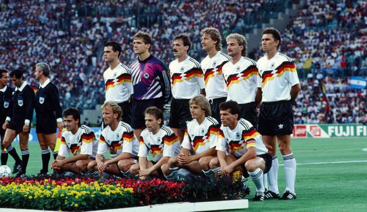 Deutschland - Argentinien Italien, Rom, 08.07.1990, Fussball, FIFA WM 1990 in Italien, Finale, DFB Deutschland - Argentinien (1:0): Team Deutschland Obere Reihe v.l. Thomas Berthold, Bodo Illgner, Jürgen Kohler, Guido Buchwald, Rudi Völler, Klaus Augenthaler Untere Reihe v.l. Pierre Littbarski, Andreas Brehme, Thomas Häßler, Jürgen Klinsmann, Lothar Matthäus.