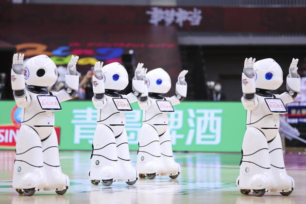 Bilder des Jahres 2020, Sport 07 Juli Sport Themen der Woche KW31 Sport Bilder des Tages QINGDAO, CHINA - JULY 31: Robots dance during 2019 2020 Chinese Basketball Association (CBA) League match between Zhejiang Lions and Fujian Sturgeons at Guoxin Gymnasium on July 31, 2020 in Qingdao, Shandong Province of China.  Copyright: xVCGx CFP111293526877 