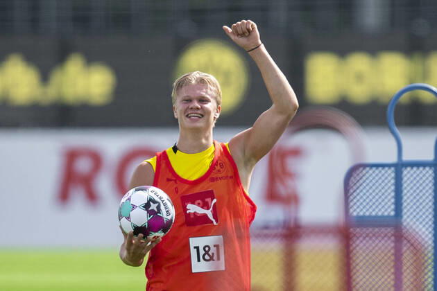 Sport Bilder des Tages Fußball: 1. Bundesliga, Saison 2020 2021, Training von Borussia Dortmund am 03.08.2020 in Dortmund (Nordrhein-Westfalen). Erling Braut Haaland reckt den Daumen nach oben. Copyright: xInderlied Kirchner-Mediax
