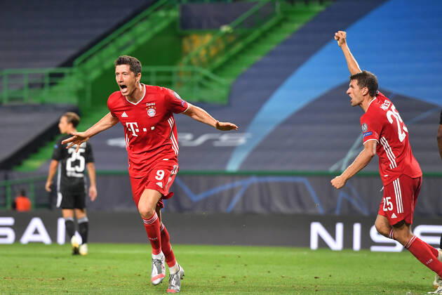 Torjubel Robert LEWANDOWSKI (Bayern Muenchen) nach Tor zum 0-3,Jubel,Freude,Begeisterung, Aktion.Re:Thomas MUELLER (MÜLLER,Bayern Muenchen). Fussball Champions League, Halbfinale, Olympique Lyon - FC Bayern Muenchen (M) 0-3, am 19.08.2020 im Estadio Jose Alvalade in Lissabon Portugal. FOTO: Frank Hoermann SVEN SIMON Pool NO use of any use photographs as image sequences and or quasi-video Editorial Use ONLY National and International News Agencies OUT