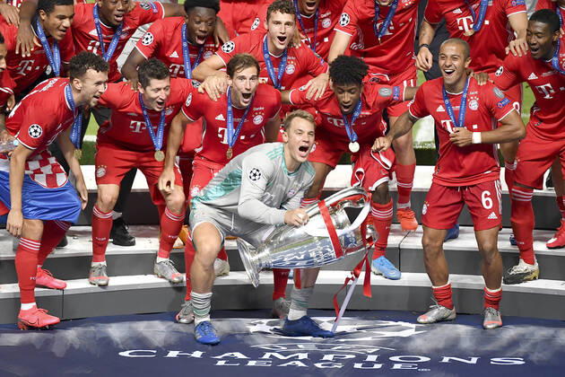 Fussball Champions League Finale Paris St. Germain - Bayern Muenchen Siegerehrung, Jubel Team M um Torwart Manuel NEUER (M) mit Pokal, Fussball Champions League, Finale, Paris St. Germain (PSG) - FC Bayern Muenchen (M), am 23.08.2020 im Estadio da Luz in Lissabon Portugal. FOTO: Frank Hoermann SVEN SIMON Pool NO use of any use photographs as image sequences and or quasi-video Editorial Use ONLY National and International News Agencies OUT Lissabon Estadio da Luz Portugal