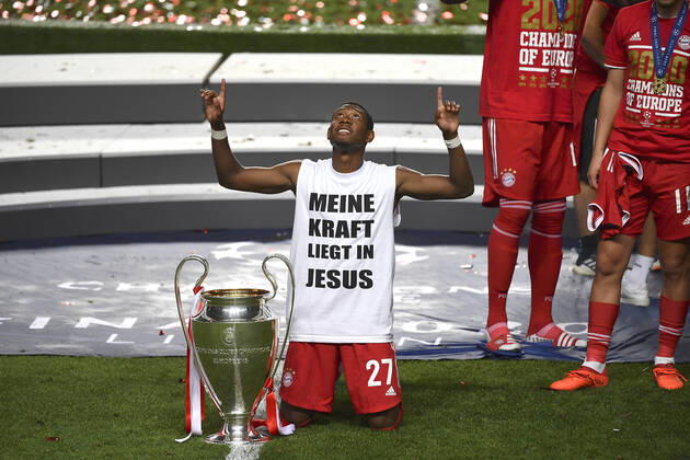 Fussball Champions League Finale Paris St. Germain - Bayern Muenchen Siegerehrung, David ALABA (M) mit Pokal Fussball Champions League, Finale, Paris St. Germain (PSG) - FC Bayern Muenchen (M), am 23.08.2020 im Estadio da Luz in Lissabon Portugal. FOTO: Frank Hoermann SVEN SIMON Pool NO use of any use photographs as image sequences and or quasi-video Editorial Use ONLY National and International News Agencies OUT Lissabon Estadio da Luz Portugal
