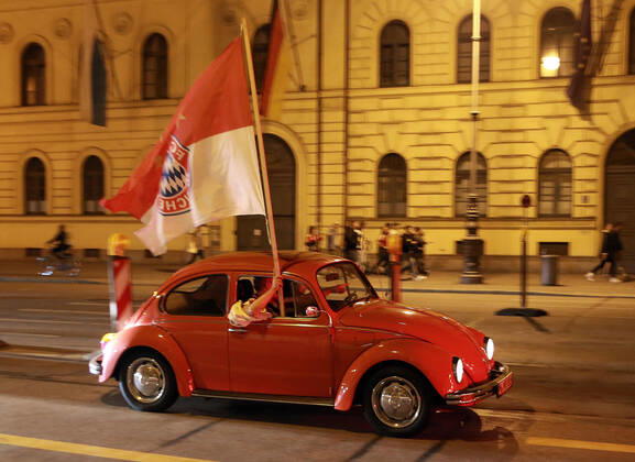 Bilder des Jahres 2020, Sport 08 August Sport Themen der Woche KW34 August 24, 2020, Munich, Germnany: in the picture fans of Bayern Munich are celebrating the winning of the .football champions league 2019 2020, Leopoldstrasse, Munich, .Aug 23, 2020, Munich Germnany - ZUMAf110 20200824_zap_f110_001 Copyright: xWolfgangxFehrmannx