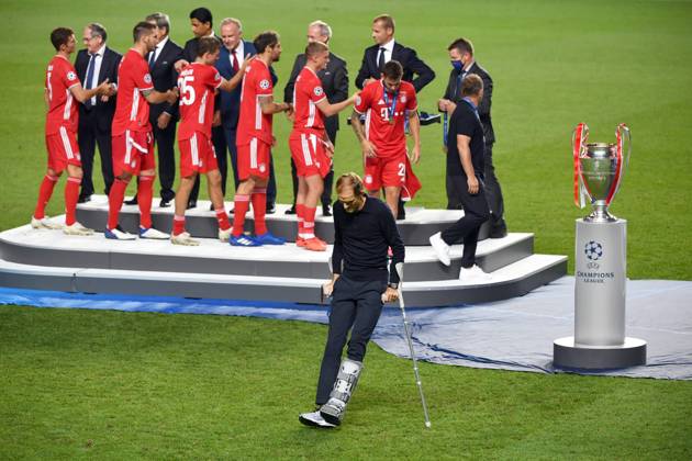 Thomas Tuchel - Stationen als Trainer, Paris Saint-Germain 2018 - 2020 Bilder des Jahres 2020, Sport 08 August Sport Themen der Woche KW34 Fussball Champions League Finale Paris St. Germain - Bayern Muenchen 0-1 Thomas TUCHEL (Trainer PSG) geht an Kruecken am Cup,Pokal,Trophaee,trophy vorbei, Enttaeuschung,Frust,enttaeuscht, frustriert,niedergeschlagen, Siegerehrung. Fussball Champions League, Finale, Paris St. Germain (PSG)-FC Bayern Muenchen (M) 0-1 am 23.08.2020 im Estadio da Luz in Lissabon Portugal. FOTO: Frank Hoermann SVEN SIMON Pool NO use of any use photographs as image sequences and or quasi-video Editorial Use ONLY National and International News Agencies OUT Lissabon Estadio da Luz Portugal