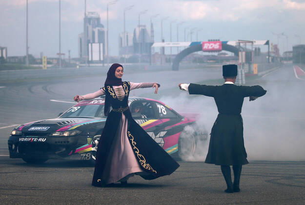Bilder des Jahres 2020, Sport 08 August Sport Themen der Woche KW34 GROZNY, RUSSIA - AUGUST 23, 2020: Dancers in national costumes perform by a racing car during the first race of the 2020 Russian Drift Series Yug at Fort Grozny Autodrom. Yelena Afonina TASS  TS0E46D3