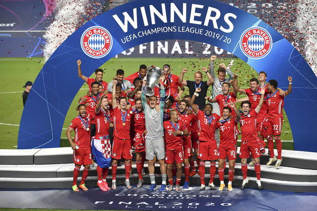Fussball CHL FINALE 19 20 in Lissabon: Paris Saint Germain - FC Bayern Muenchen FUSSBALL FINALTURNIER LISSABON CHAMPIONS LEAGUE SAISON 2019 2020 FINALE 23.08.2020 Paris Saint Germain - FC Bayern Muenchen SCHLUSSJUBEL, TEAMJUBEL FC Bayern Muenchen; Corentin Tolisso, Ivan Perisic, Robert Lewandowski, Leon Goretzka, Torwart Manuel Neuer mit CHL Pokal, Thiago Alcantara, Javi Martinez, David Alaba, Philippe Coutinho, Alvaro Odriozola (vorn v.li.) Malik Tillman, Bright Arrey Mbi, Alphonso Davies, Benjamin Pavard, Kingsley Coman, Lucas Hernandez, Thomas Mueller, Serge Gnabry (Mitte v.li.) Jamal Musiala, Torwart Sven Ulreich, Jerome Boateng, Niklas Suele, Trainer Hansi Flick, Torwart Ron-Torben Hoffmann und Joshua Kimmich (hinten v.li.) FOTO: ULMER Pressebildagentur Pool Frank Hoermann SVEN SIMON xxNOxMODELxRELEASExx Dortmund Estadio da Luz Baden-Wuerttemberg Deutschland