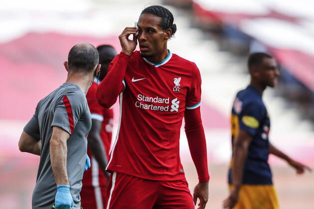 Bilder des Jahres 2020, Sport 08 August Sport Themen der Woche KW35 Sport Bilder des Tages SOCCER - RBS vs Liverpool, test match SALZBURG,AUSTRIA,25.AUG.20 - SOCCER - tipico Bundesliga, Premier League, Red Bull Salzburg vs Liverpool FC, test match. Image shows Virgil van Dijk (Liverpool). Keywords: injury. GEPAxpictures xJasminxWalter