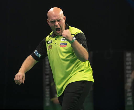 Bilder des Jahres 2020, Sport 08 August Sport Themen der Woche KW35 Sport Bilder des Tages 25th August 2020, Marshall Arena, Milton Keynes, Bucks, England; PDC Unibet Premier League Darts, night 7; MICHAEL VAN GERWEN verus ROB CROSS MICHAEL VAN GERWEN celebrates closing out his game  ActionPlus12230739 LAWRENCExLUSTIG