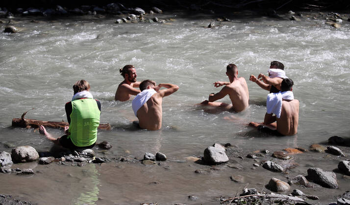 Bilder des Jahres 2020, Sport 08 August Sport Themen der Woche KW35 Sport Bilder des Tages 26.08.20 VfB Stuttgart Trainingslager Kitzbühel Österreich, Kitzbühel, 26.08.2020, Fussball, Bundesliga, Saison 2020 2021, VfB Stuttgart Trainingslager Kitzbühel: Spieler im Eisbach.
