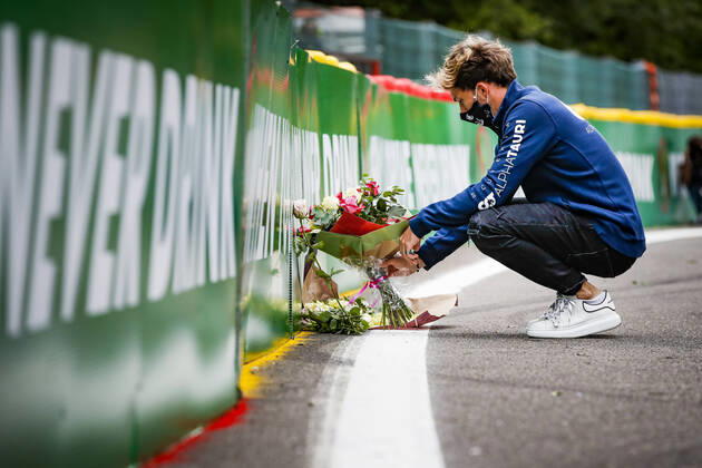 Bilder des Jahres 2020, Sport 08 August Sport Themen der Woche KW35 Sport Bilder des Tages Motorsports: FIA Formula One World Championship, WM, Weltmeisterschaft 2020, Grand Prix of Belgium, 10 Pierre Gasly (FRA, Scuderia AlphaTauri Honda) with flowers in memory of Anthoine Hubert (FRA), who died during an F2 accident in 2019 Spa-Francorchamps Belgium