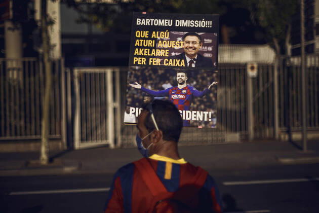 Bilder des Jahres 2020, Sport 08 August Sport Themen der Woche KW35 Sport Bilder des Tages August 27, 2020, Barcelona, Catalonia, Spain: A FC Barcelona, Barca fan holds a placard demanding the resignation of the club s president Bartomeu and the new presidency for Pique in front of the Camp Nou Stadium during a protest against the clubs presidency over Messi s will to leave the club after 20 years Barcelona Spain - ZUMAo105 0103512387st Copyright: xMatthiasxOesterlex